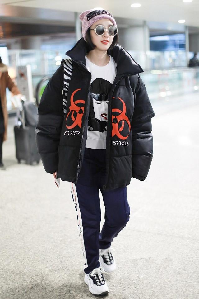 喇叭裤 2020年新冬，羽绒服不流行配打底裤了，这“3种”裤子更时髦显瘦