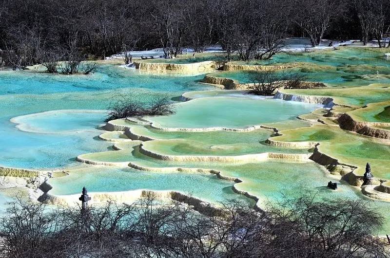 四川黄龙景区的五彩池，为什么会形成壮丽的钙华景观？