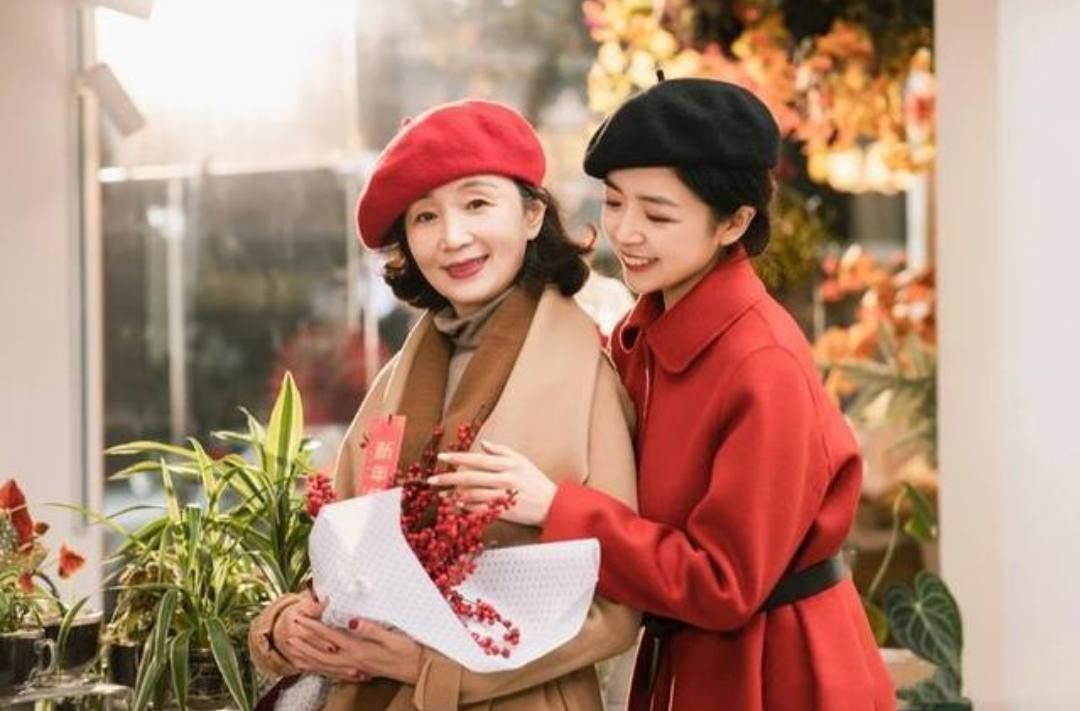 颜色 冬天穿“红色”更时髦，学三木母女这样搭，不扮嫩不显老更有气质