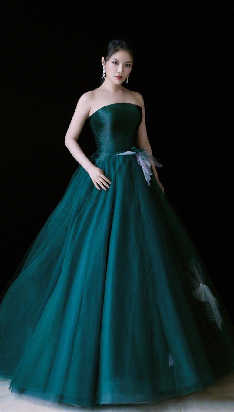 整体 徐冬冬新风格拿捏得太完美！一袭抹胸长裙扮嫩，造型纯欲像少女