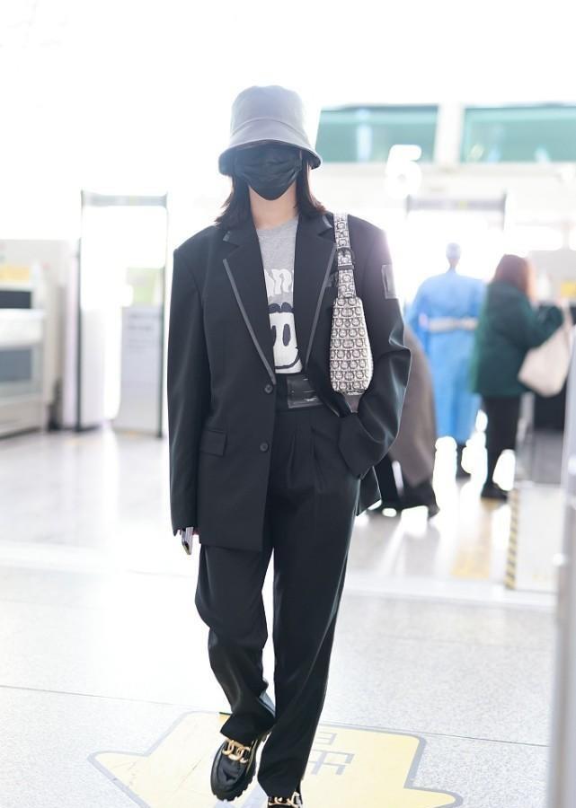 整体 女生的私服到底应该怎么选？辛芷蕾的私服值得借鉴，时髦还不俗