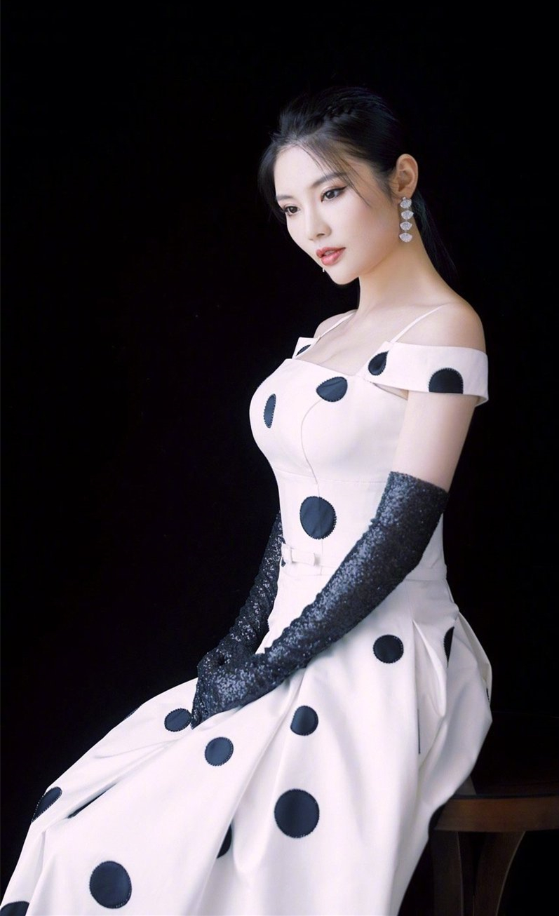 整体 徐冬冬新风格拿捏得太完美！一袭抹胸长裙扮嫩，造型纯欲像少女