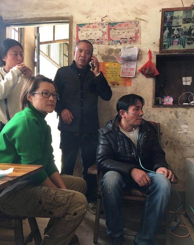 感觉袁立素颜上年纪，身材胖也不刻意瘦身减肥，是不漂亮但心地善良！