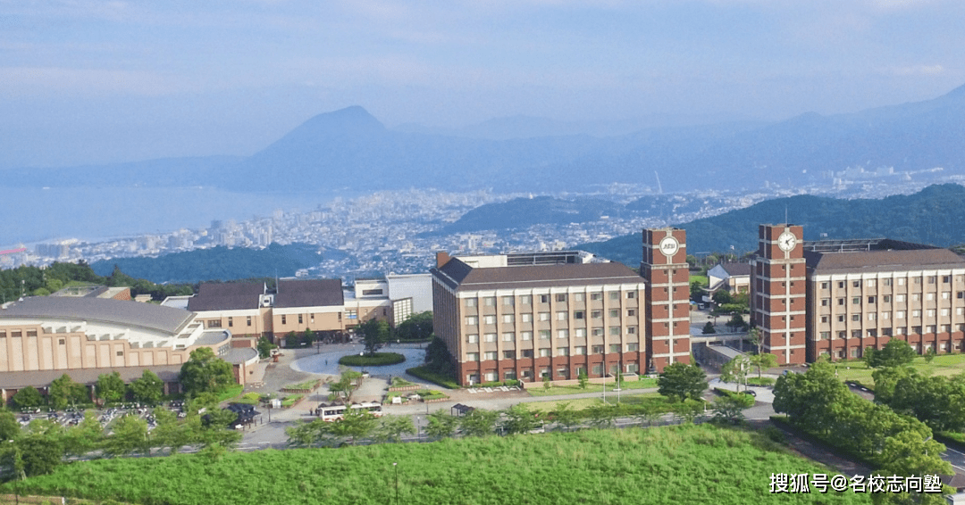 同时期日本仅有早稻田大学,庆应义塾大学,名古屋商科大学和日本国际