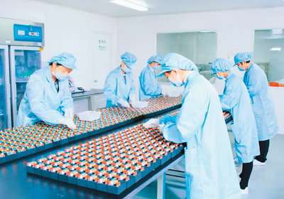 车间的工作人员正在生产试剂. 圣湘生物供图