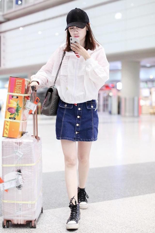 牛仔 33岁马蓉穿搭真少女!白色外套搭配牛仔半身裙清新简约,洋气减龄