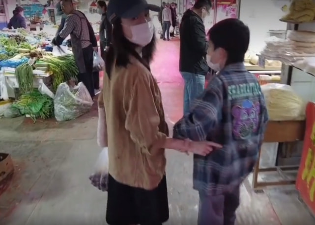 黑色 董洁在活动现场被拍，嘴角干瘪法令纹很深，好歹没去医美很真实！