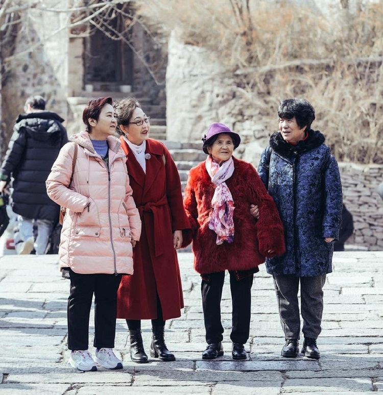 因为|程莉莎给婆婆穿一次性拖鞋，好媳妇人设崩塌？大家都冤枉她了