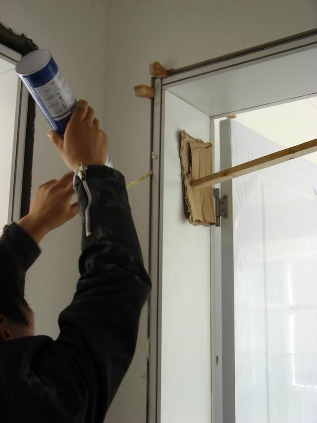 到底是先装门还是先铺地板很多人都做错了返工重装太麻烦