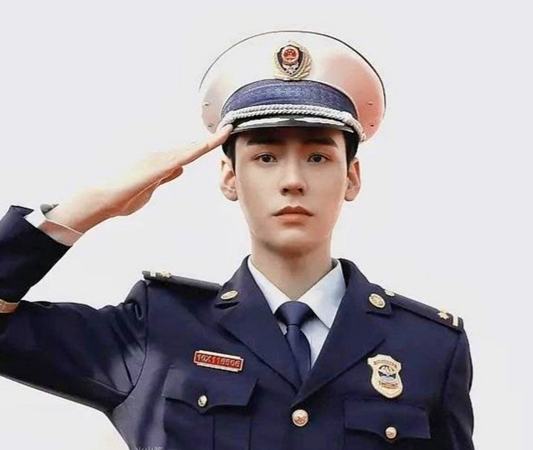 一身 军装真的很抬气质！躲过了李易峰和白敬亭，却被龚俊的军装帅到了