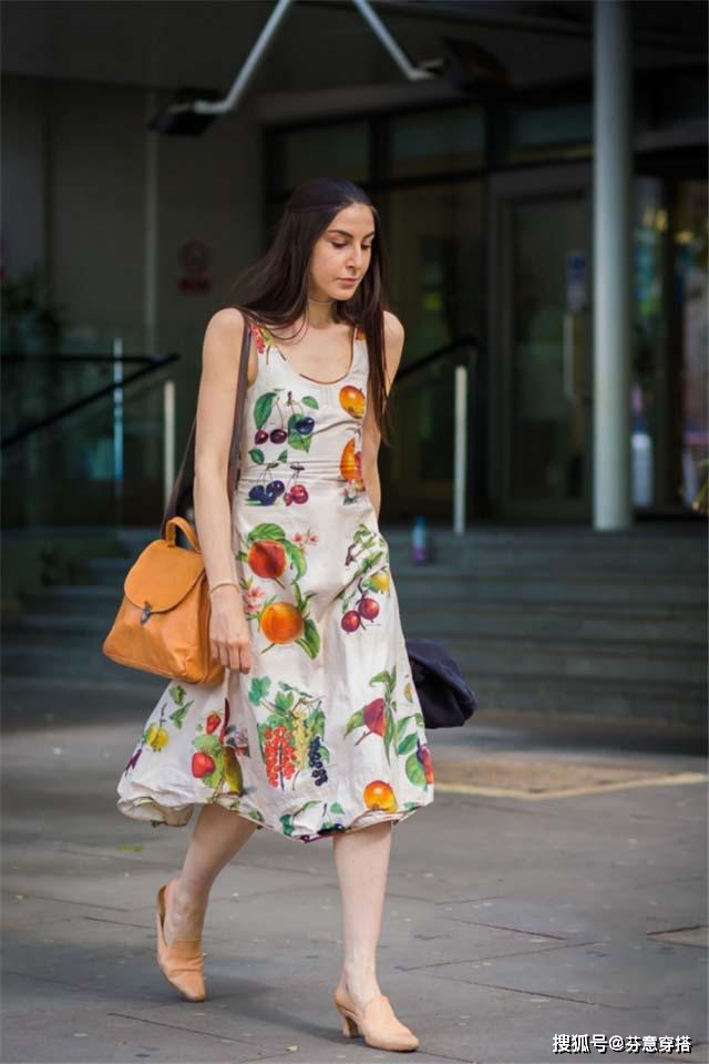 小白 小白鞋不吃香了！夏季流行穿“酒杯靴”，搭裙子连气质都变高级了