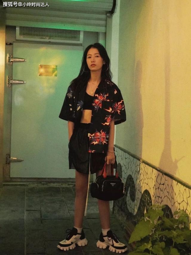 显得 会穿的女人都放弃白衬衫了，今年大火的“奶奶衫”，时髦又舒适！