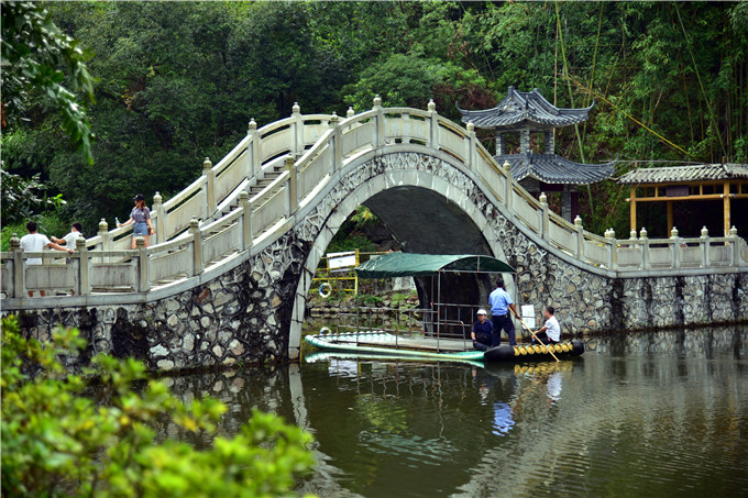 寶錠山風景區,坐落在全國十大竹鄉之一的廣東省肇慶市廣寧縣.