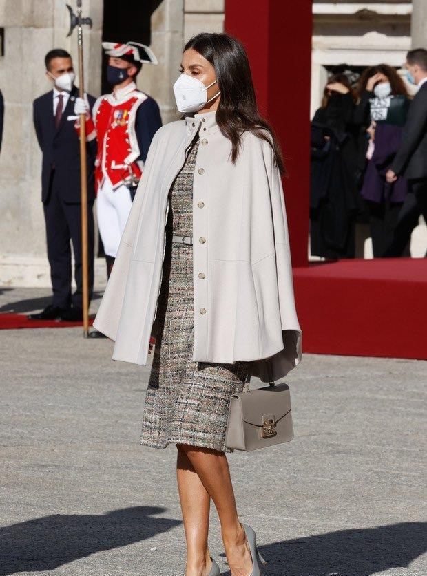 显得 西班牙王后“灰色”穿搭真有一套，看着简单却很上档次，还很正式