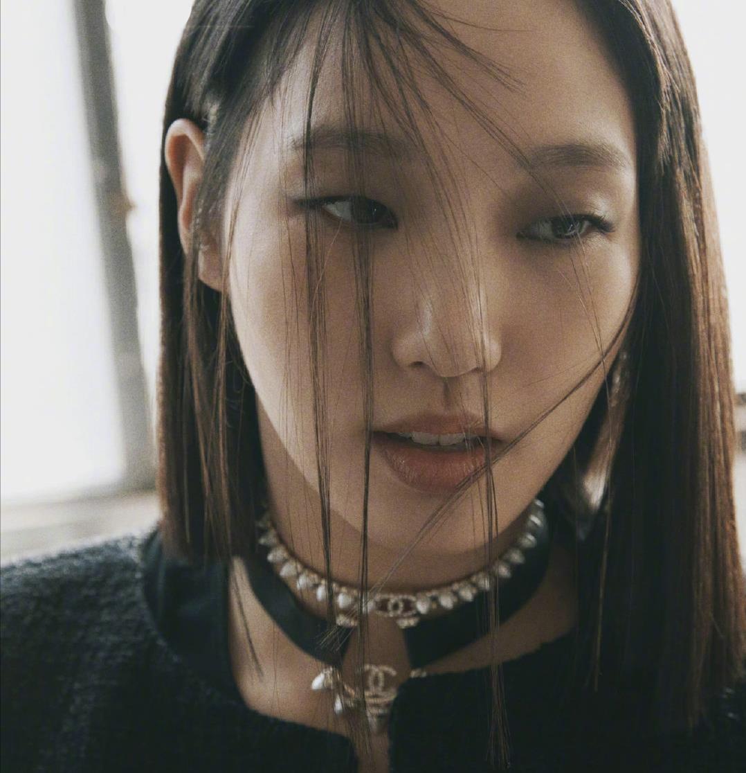 渔网 单眼皮女神金高银登杂志封面,渔网袜秀漫画腿,挑战朋克风超惹眼