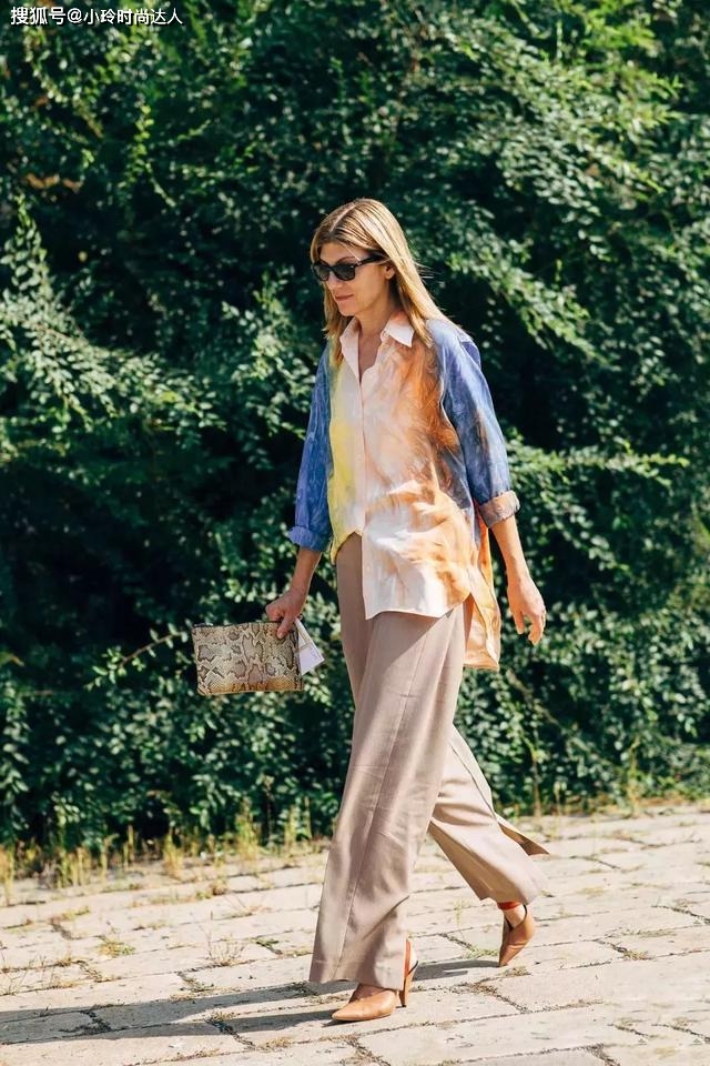显得 会穿的女人都放弃白衬衫了，今年大火的“奶奶衫”，时髦又舒适！