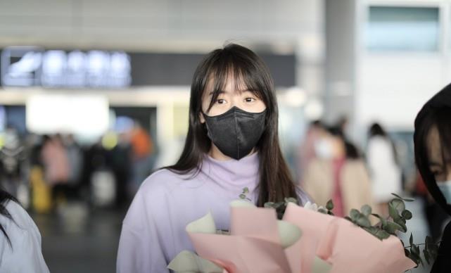 形象 年轻妹子穿浅色很清纯,参考袁冰妍的4款浅色造型,温柔又干净