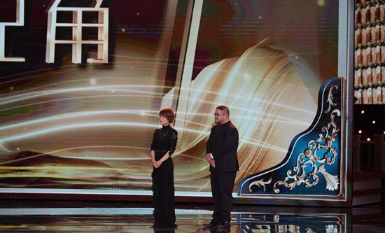 卫衣 马伊琍独自赶飞机，穿口袋卫衣配小脚裤太惹眼，拎三个包真像赶集