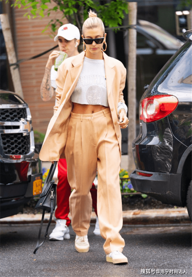 身材 女人过了50岁,别总想装嫩,多穿这5件“衣服”,减龄更显气质!