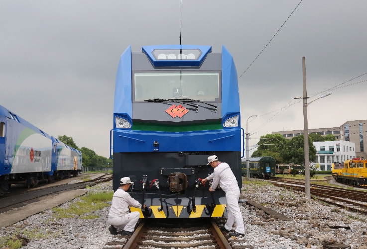 原創一次拉100節車廂?中國電力機車太強大,被譽為火車界的勞斯萊斯