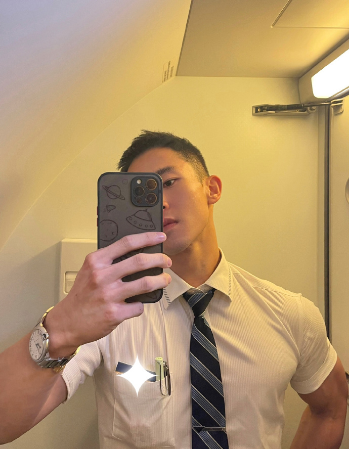 熱愛擼鐵的空少，健身是一種生活方式，鍛造出霸氣胸肌健壯麒麟臂！ 健身減肥達人 第13张
