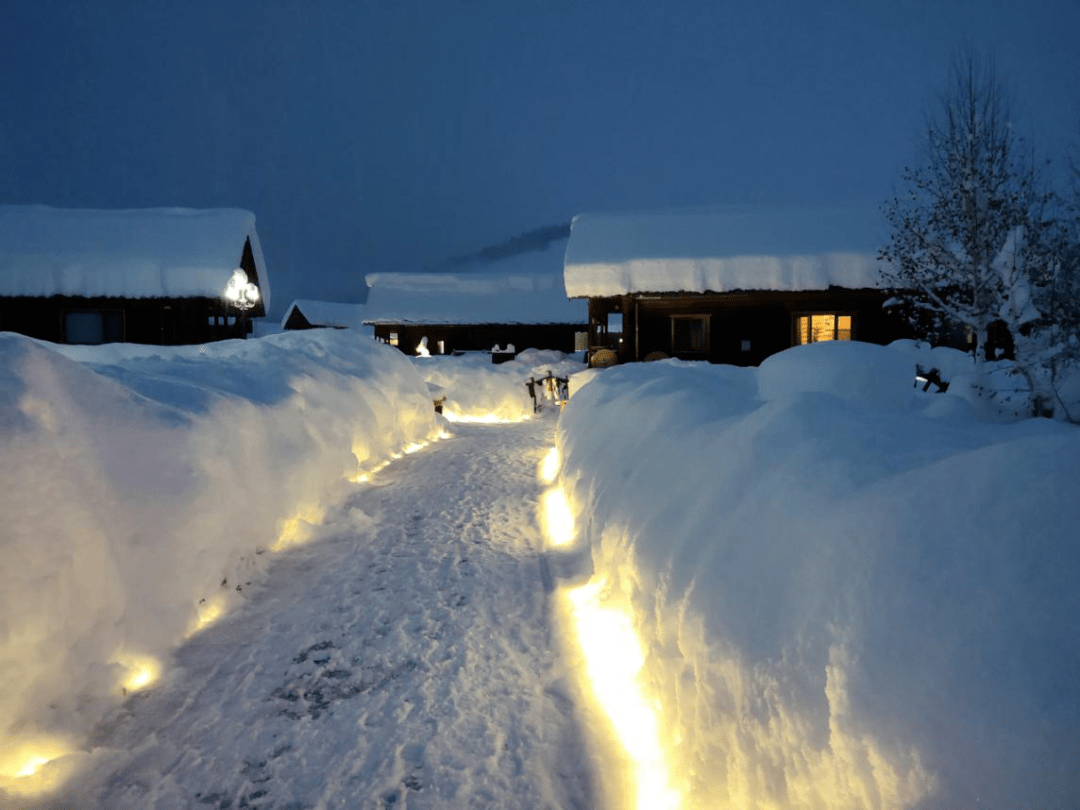 【聚焦冬博】雪夜里的禾木山庄,美哭你~_木屋_雪花_夜晚