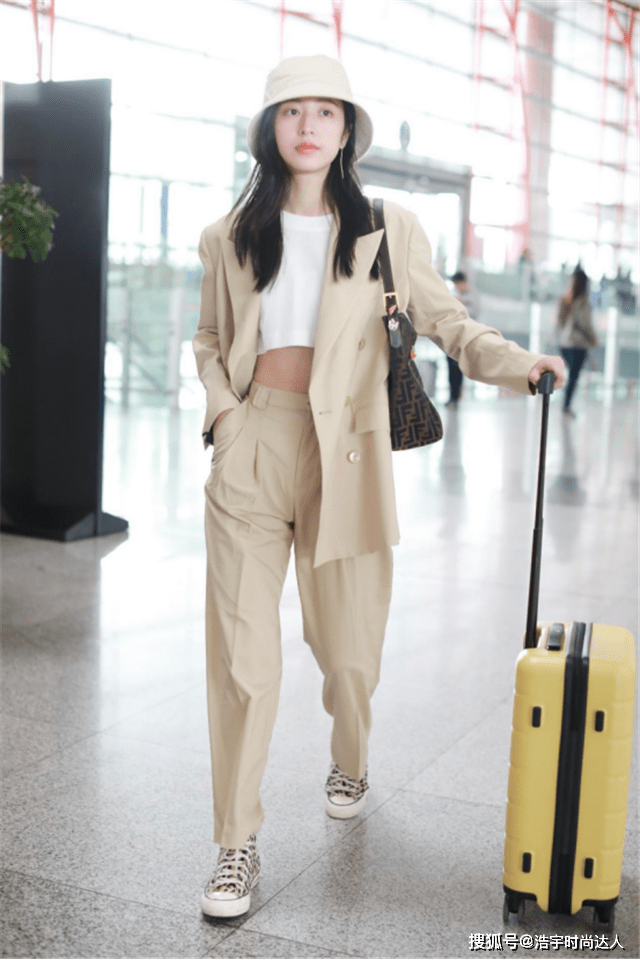 身材 女人过了50岁,别总想装嫩,多穿这5件“衣服”,减龄更显气质!