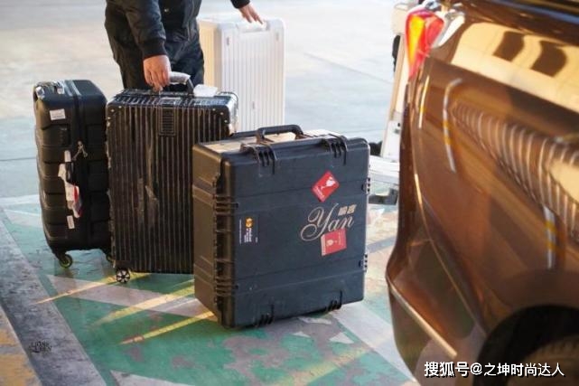 冬日 喻言时尚穿搭冬日黑橙撞色混搭