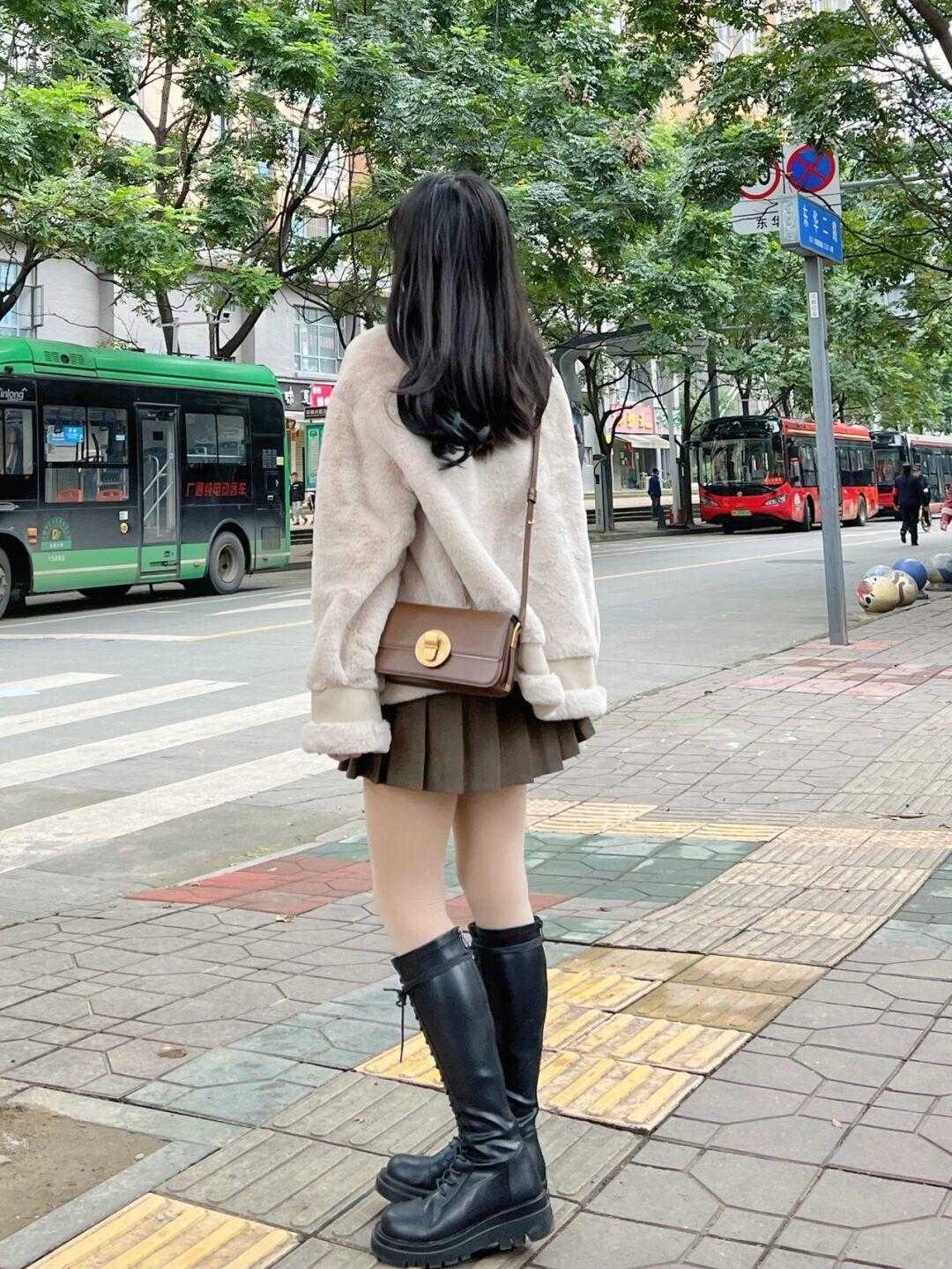 颜色 肉色打底裤怎么穿才不土气？试试这几种搭配方式，优雅显瘦又时髦