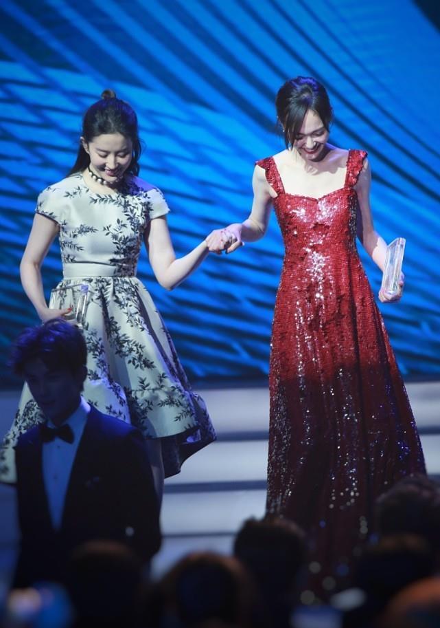 魅力 长裙和短裙的魅力各有不同,看唐嫣和刘亦菲的造型就知道了,很美