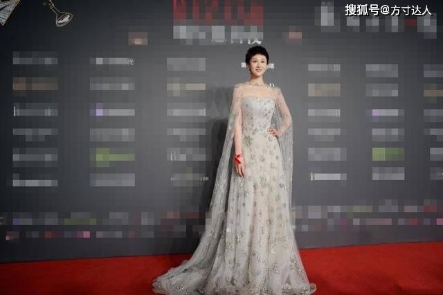 贵人 “愉贵人”亮相活动,穿星空刺绣长裙优雅又仙气,美出了新高度