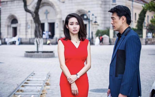 凹凸 于明加气质绝了！一袭印花吊带连衣裙性感精致，大方展现凹凸身材