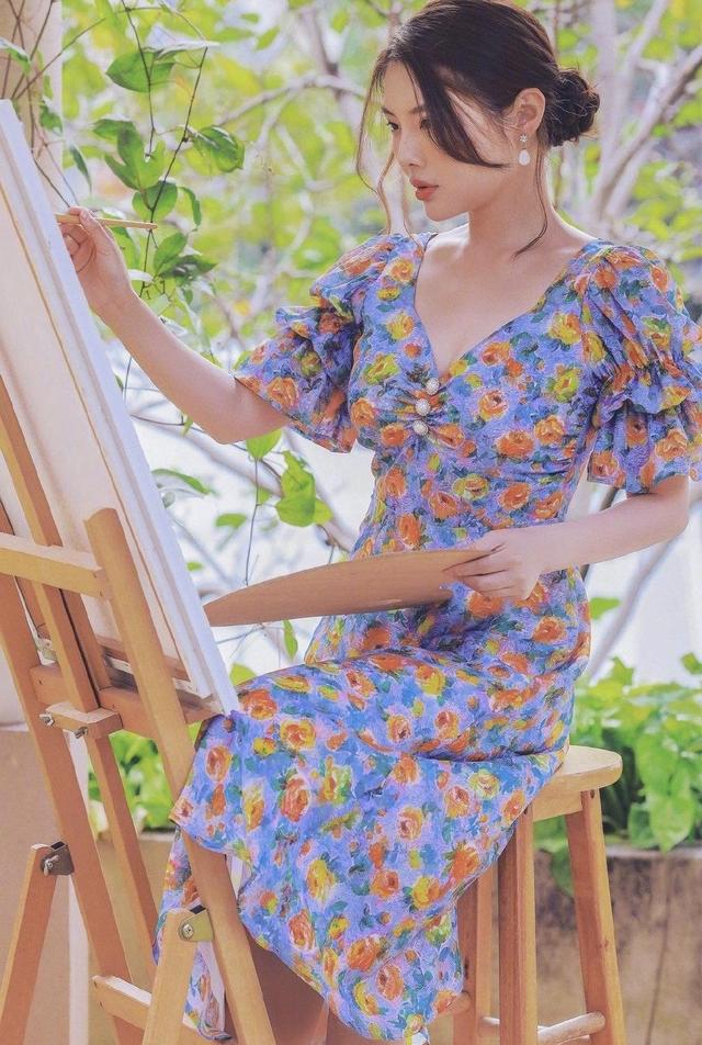带着 徐冬冬太会穿!穿碎花连衣裙优雅复古,兼具甜美和性感气质