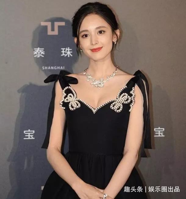 黑色 古力娜扎太奢侈了吧,在裙子上镶了几十颗钻石,领口设计好抢镜