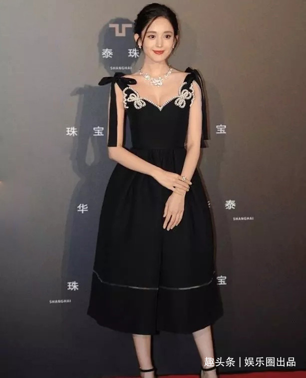 黑色 古力娜扎太奢侈了吧,在裙子上镶了几十颗钻石,领口设计好抢镜