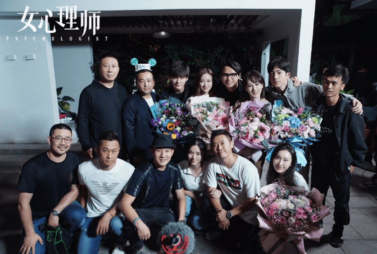 演技|《女心理师》凌晨杀青，杨紫晒演员合照，俊男美女同框好养眼