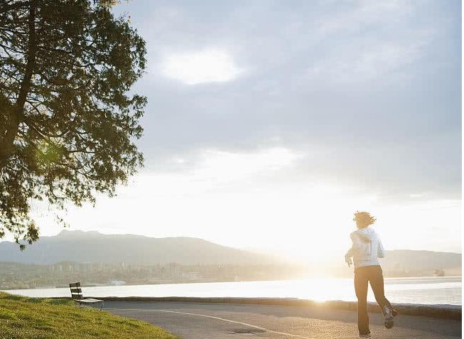 因为|晨练前,“空腹”还是“吃完早餐”健康?不少人弄错了,难怪伤身