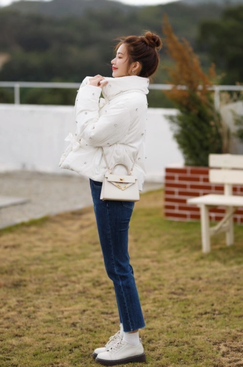 黑色 穿不厌的羽绒服，入冬选择这么穿不仅保暖舒适，还很减龄又时髦