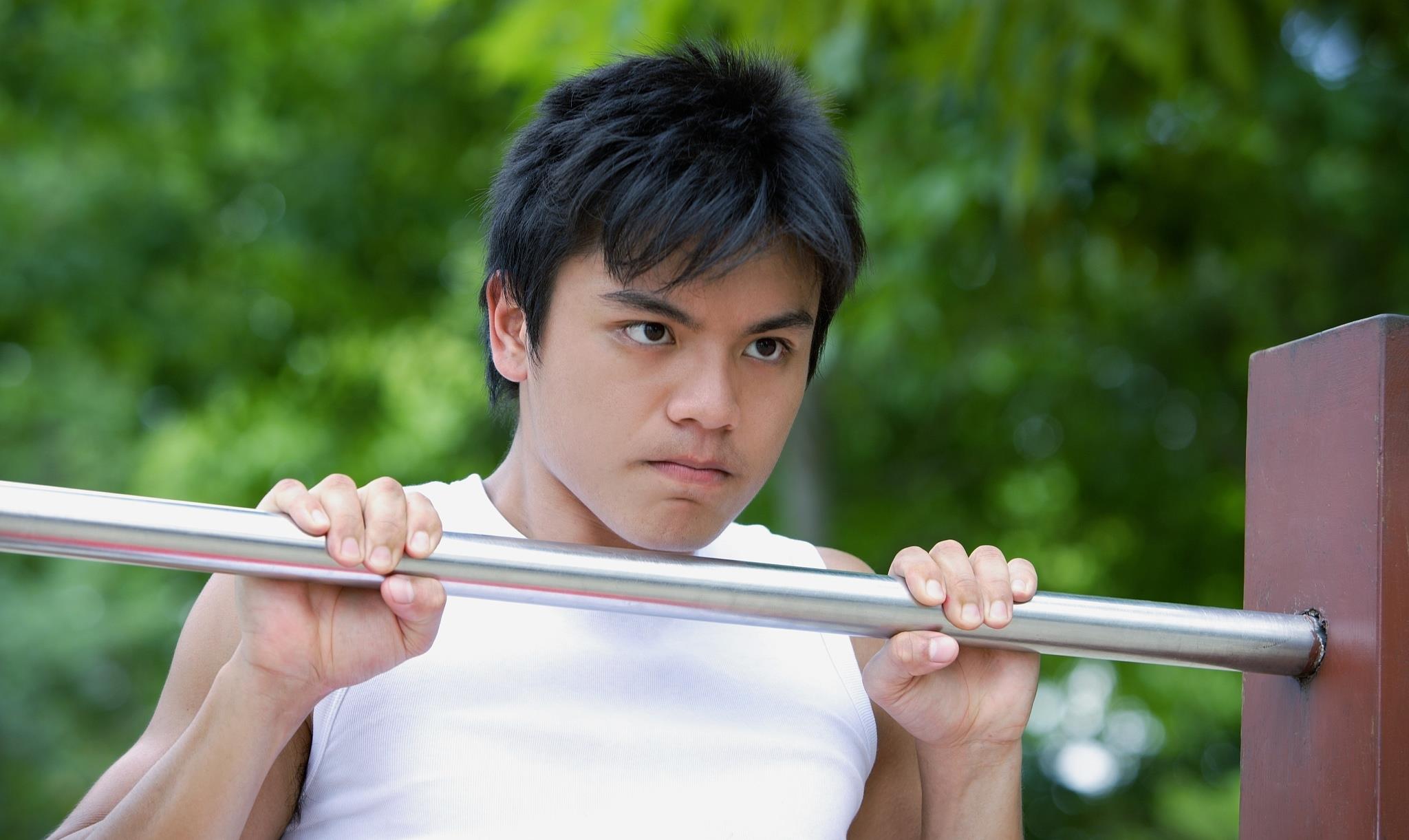 原创俯卧撑没力气先练什么?引体向上的练习步骤说明