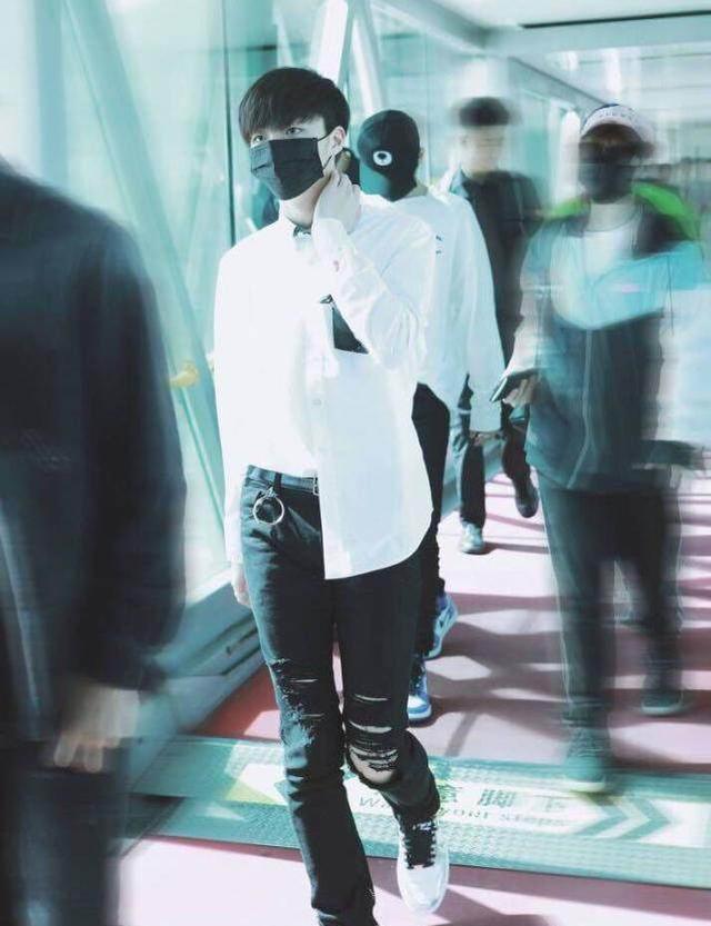 朱正廷 陈立农来机场,打扮很有自己的特色,跟朱正廷有一拼!