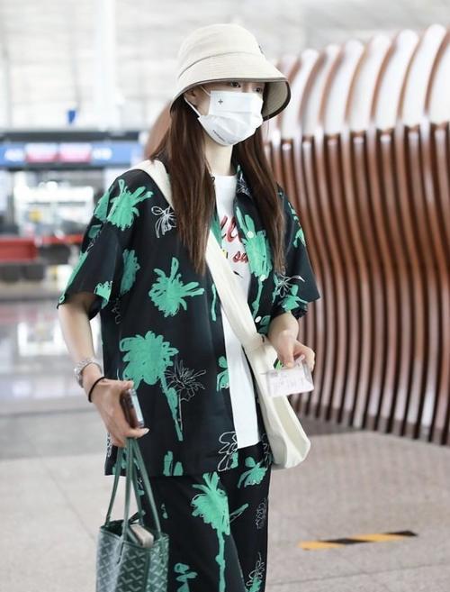 黑色 沈梦辰气色丝毫不减从前，穿绿色印花短袖好俏皮，性格太喜人