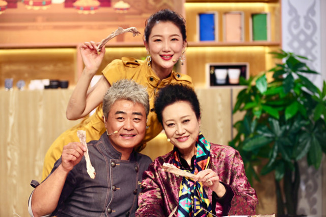 裙子 车晓母女同框，66岁王丽云穿印花裙母女似共用一张脸，同框像闺蜜