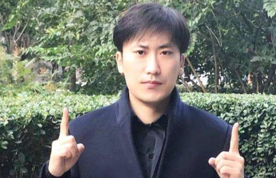 富二代|吴云飞:赵本山的富二代徒弟,曾投资吴京的电影,用金条当盆栽