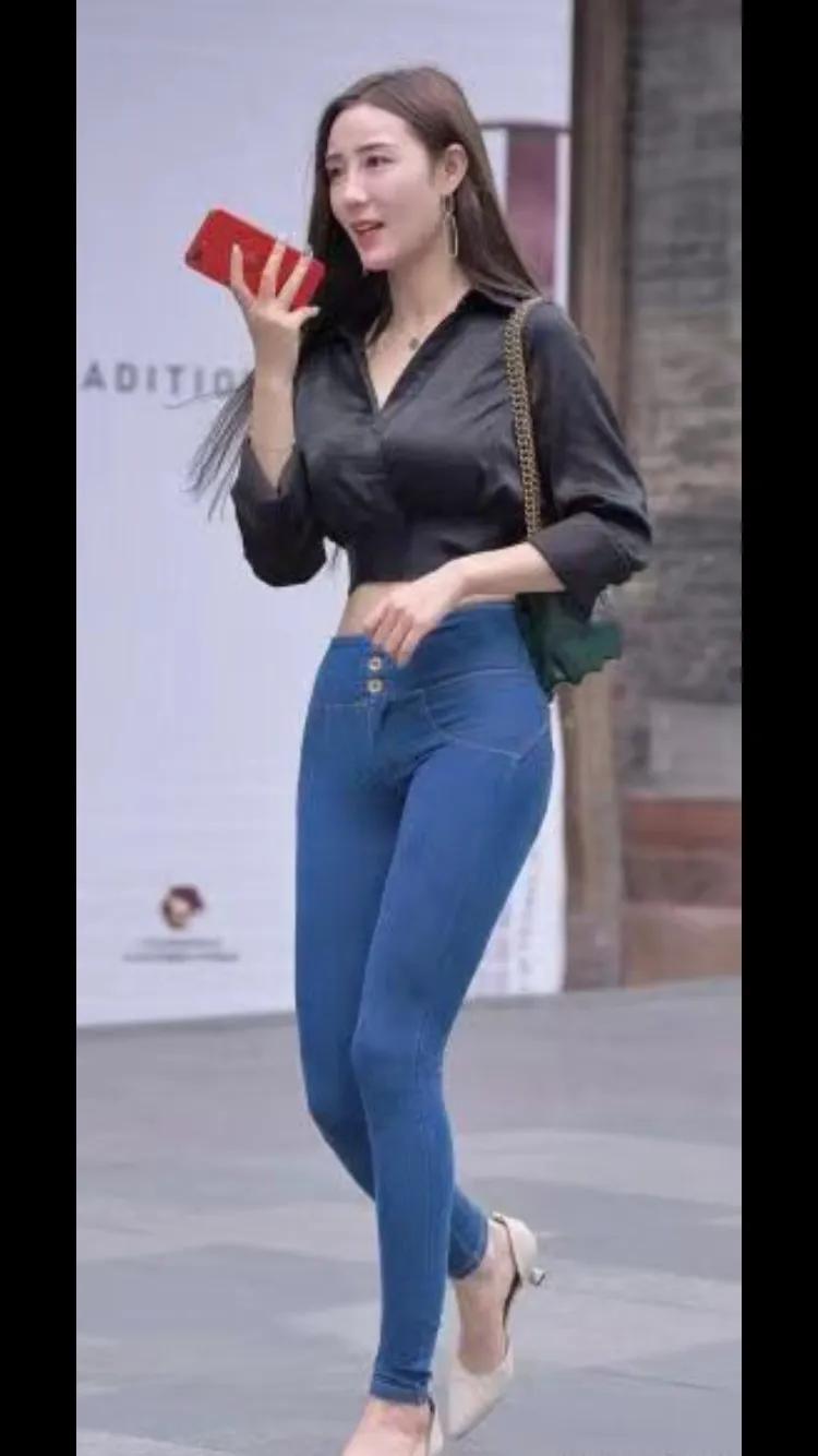 黑色 黑色丝绸衬衫质感十足，搭配蜜桃臀牛仔裤，这样的穿搭你喜欢吗？