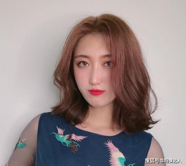 卷发发尾烫卷的自然款式，增添了造型的时尚感