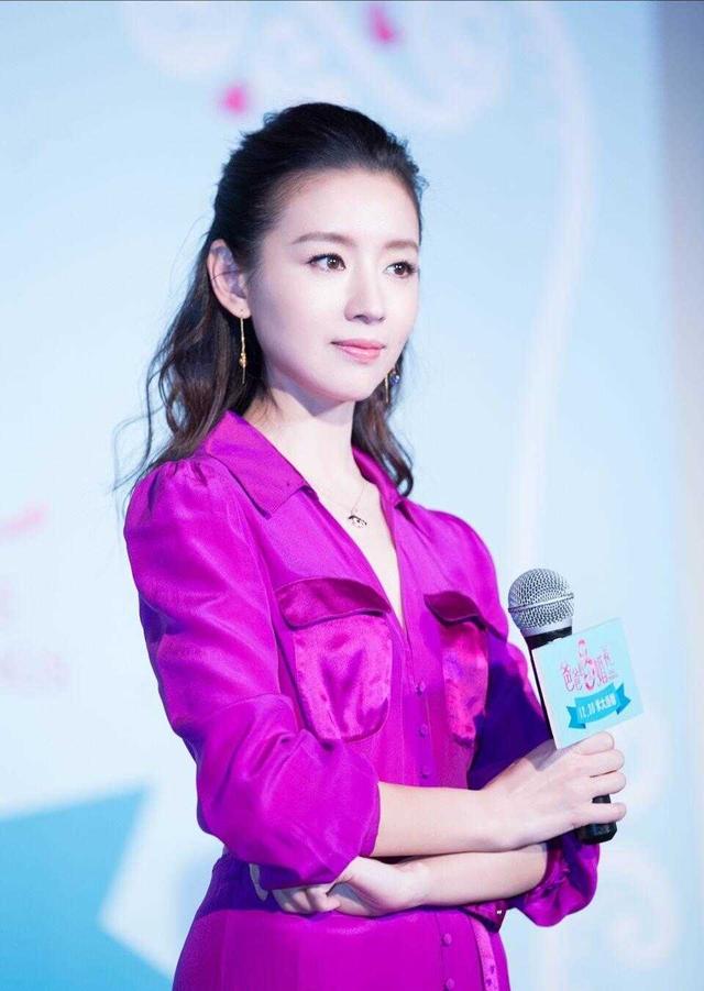 原创董洁穿衣真"胆大",身穿一袭紫色连衣裙,令她看起来分外耀眼