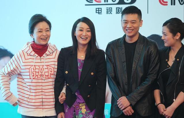 高领衫 “辣婆婆”刘莉莉扮起嫩来真不错，卫衣叠穿高领衫，好似俏皮学生