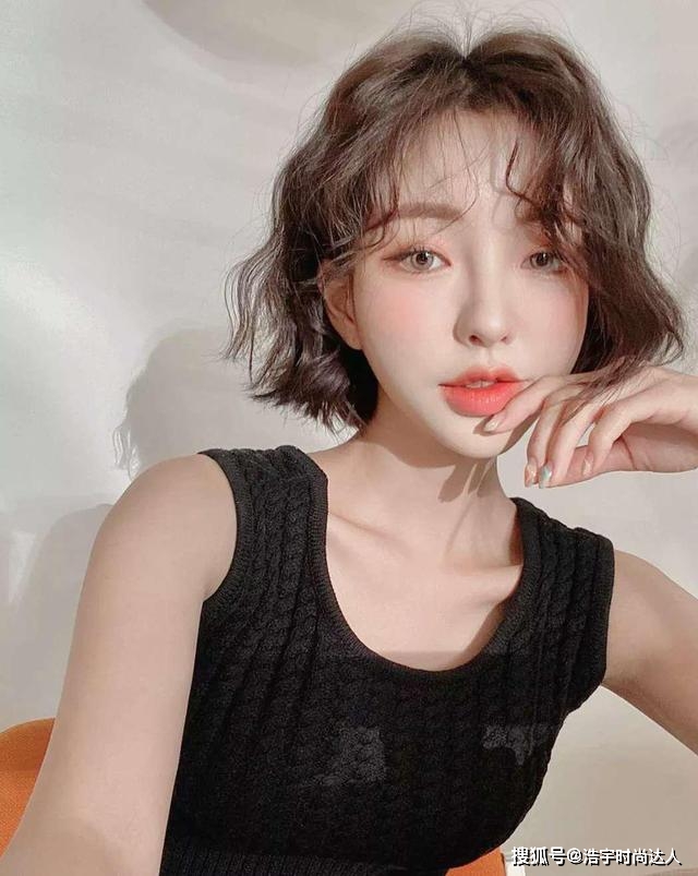发型杨幂最新短发造型，优雅又有一丝痞气，今年这几款短发造型很流行