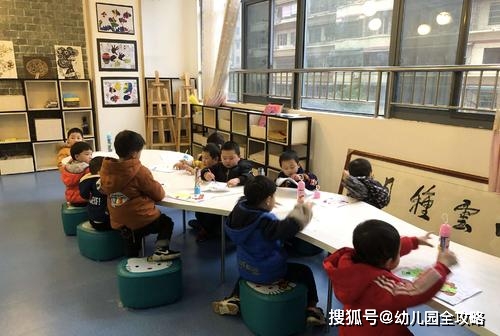 家长|幼儿园的延时服务，公办园在编老师看不起，民办园合同老师很在意