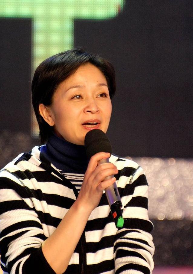 高领衫 “辣婆婆”刘莉莉扮起嫩来真不错，卫衣叠穿高领衫，好似俏皮学生